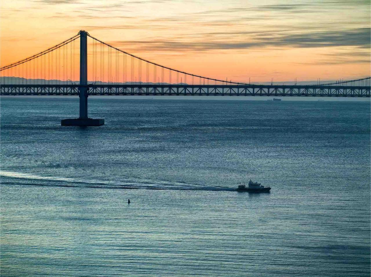 夕阳下的海面与跨海大桥
