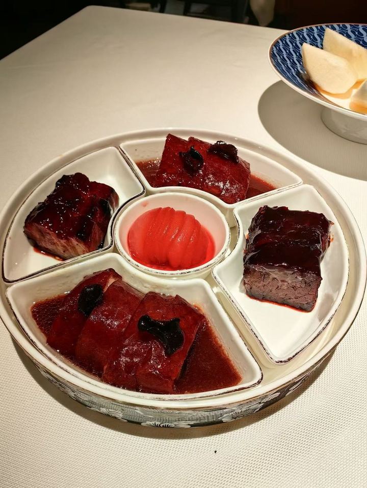Four kinds of roast pork around a red-wine pear