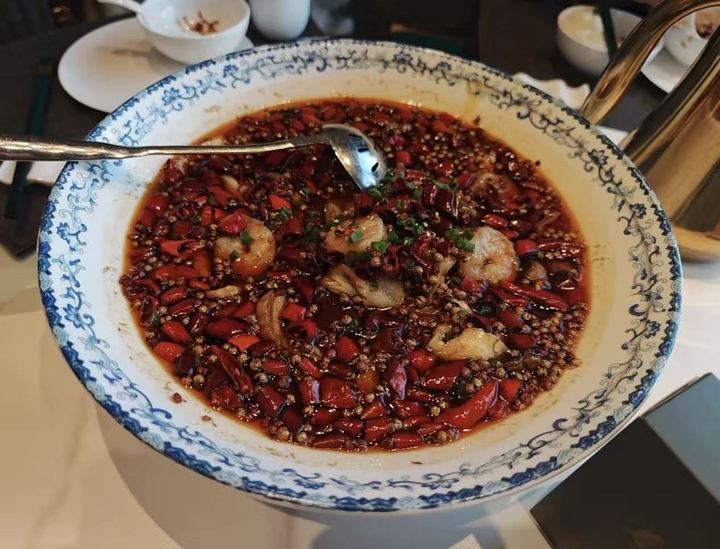 A big blue-and-white bowl of maoxuewang