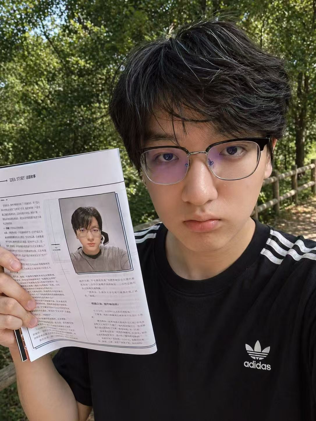 mioyoung拿着刊有自己采访的《Vista 看天下》杂志